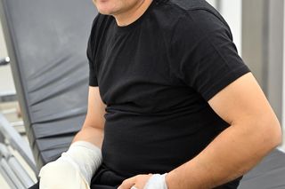 Lekarze z 5 Wojskowego Szpitala Klinicznego w Krakowie przyszyli oderwany kciuk panu Wojciechowi