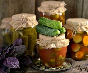 Pyszne ogórki z przecierem pomidorowym na zimę - chrupkie i aromatyczne