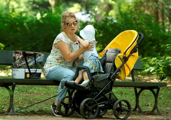Anna powierza piersi dziecku