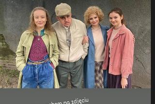 Stulecie Winnych 4 sezon na planie. Ula (Kamila Tytło), Ryszard (Piotr Rogucki), Basia (Kamila Bujalska), Julia Jula (Maja Kowalska)
