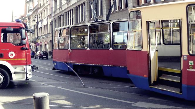 Zderzenie dwóch tramwajów w centrum Bydgoszczy! [ZDJĘCIA]