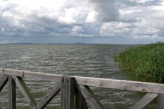 To największe jezioro na Pomorzu. Jest trzecie pod względem wielkości w Polsce 