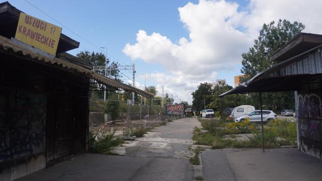 Zdemolowane rudery niemal w centrum Olsztyna. „Smród bywa podobno nie do zniesienia” [ZDJĘCIA]