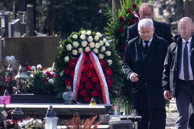 Kaczyński na grobie ukochanej mamy