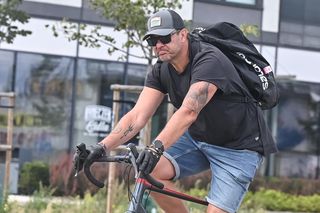 Tomasz Karolak wylewa siódme poty! Na treningi do Tańca z Gwiazdami zasuwa rowerem!