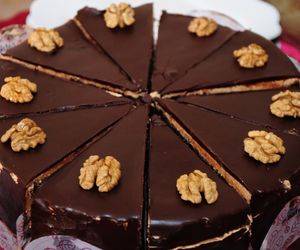 Tort orzechowo-czekoladowy. Wyśmienite połączenie orzechów włoskich i czekolady 