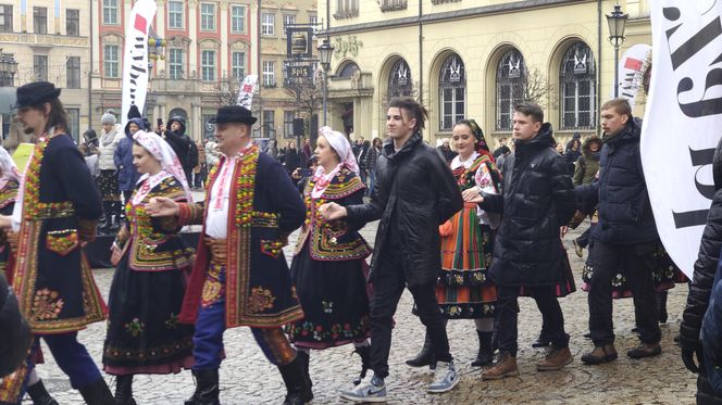 Polonez dla Fredry 2025 we Wrocławiu. Maturzyści zatańczyli na Rynku [ZDJĘCIA]