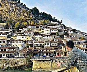 Berat. Miasto tysiąca okien z listy UNESCO. Co zobaczyć w zapomnianej przez turystów perle Albanii?