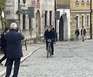 Młodzież ze Skarżyska na planie Ojca Mateusza w Sandomierzu. 