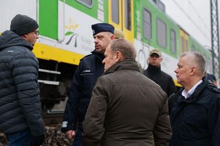 PILNE! Tusk ujawnia: dwóch Ukraińców współpracujących z Rosją stało za dywersją na kolei. „Celem była katastrofa”