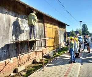 Malują mural, żeby uczcić lokalnego bohatera [GALERIA]