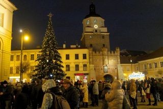 Lublin gotowy na święta Bożego Narodzenia. Kolorowe iluminacje rozświetliły miasto