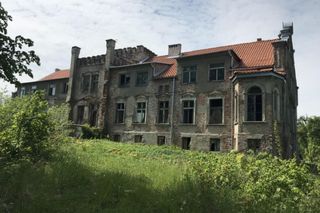 Ta wieś na Mazurach „pamięta” średniowiecze. Z tamtejszym dworem wiąże się zaskakująca legenda