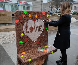 Walentynkowa rzeźba na Placu Artystów w Kielcach