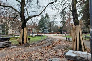 Plac Wolności to ciągle plac budowy. Przed kościołem mają być jak najlepsze warunki do handlu kwiatami [WIZUALIZACJE, ZDJĘCIA]