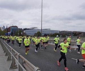 Uczestnicy Biegnij Warszawo 2024 na moście Świętokrzyskim