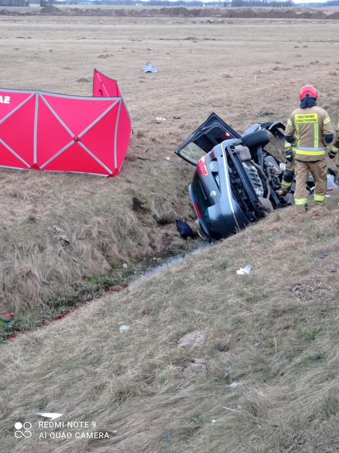 Gniazdowo. Kierowca volkswagena zginął po zderzeniu z tirem. W aucie ogromna kwota! Milion euro? [ZDJĘCIA]