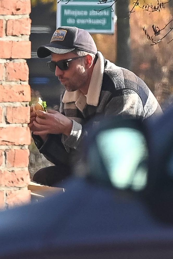 Agnieszka Kaczorowska siedzi i pachnie, a Rogacewicz wynosi śmieci i je kanapke poza autem... Fajna para?