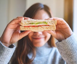 Ten trik z pieczywem robi furorę wśród osób na diecie. Działa szybko i bez wyrzeczeń