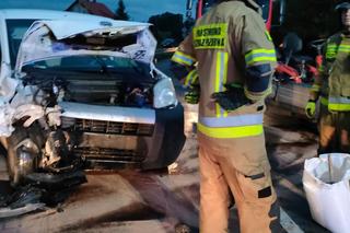 Zderzeniu samochodu osobowego z busem w Marcinkowie [ZDJĘCIA]