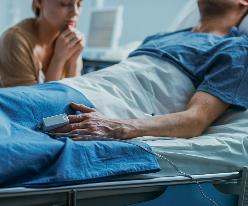 Meżczyzna leżący w śpiączce w szpitalu