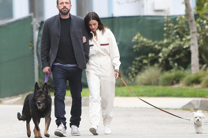 Ben Affleck i Ana de Armas nie boją się koronawirusa? Znów spacerują z psami bez maseczek