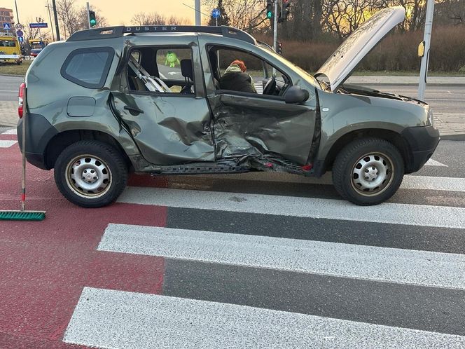 Śmiertelny wypadek na Ursynowie. Morocyklista wjechał w bok osobówki. Nie żyje