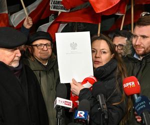 Manifestacja pod aresztem śledczym, w którym przebywa Mariusz Kamiński