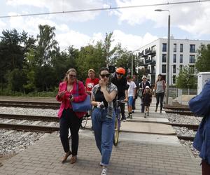 Kolejowa rewolucja w Warszawie. Przejścia przez tory, na które czekali ponad dwa lata, w końcu otwarte. „Presja ma sens”