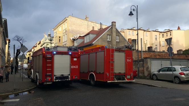 Wiatr zerwał elewację kamienicy przy ul. Pomorskiej w Bydgoszczy