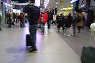 Tłumy ludzi w galerii handlowej na dzień przed Wigilią