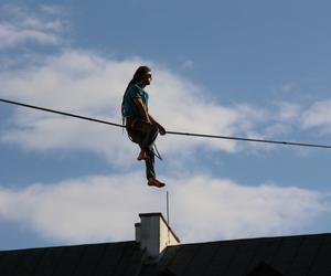   Urban Highline Festival 2023 w Lublinie. Slacklinerzy robią cuda na linach!