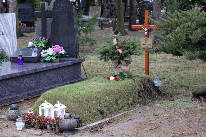 Tak wygląda grób Jana Lityńskiego w pierwszą rocznicę śmierci 