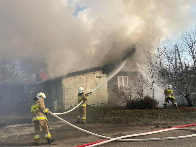 Tragiczny pożar w Bzowie. Mama z córką zostały bez dachu nad głową