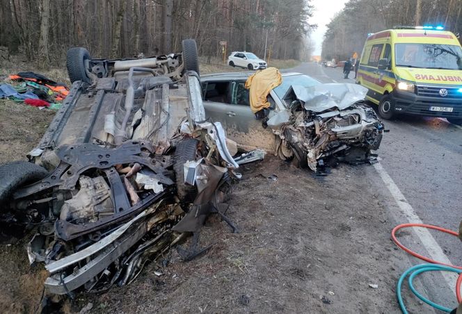 Dramatyczny wypadek. Samochody zderzyły się czołowo. Jedna osoba zakleszczona we wraku