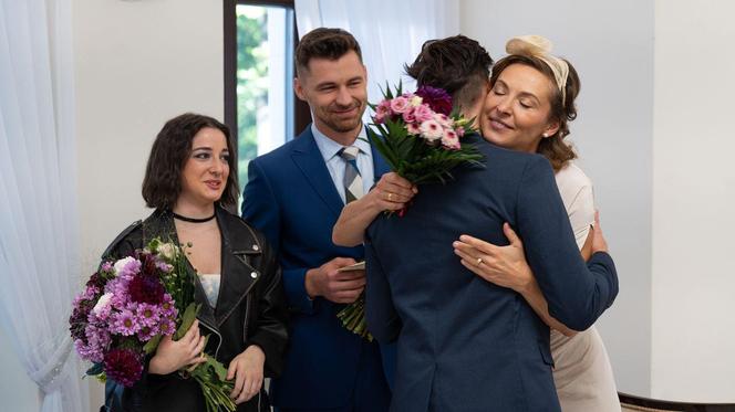 Barwy szczęścia odc. 2973: Beata (Anita Jancia-Prokopowicz), Luiza (Julia Zielińska), Aro (Martin Bogdan), Darek (Andrzej Niemyt)