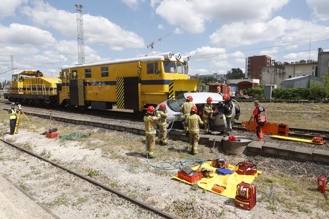 Kontrolowane zderzenie pociągu z osobówką
