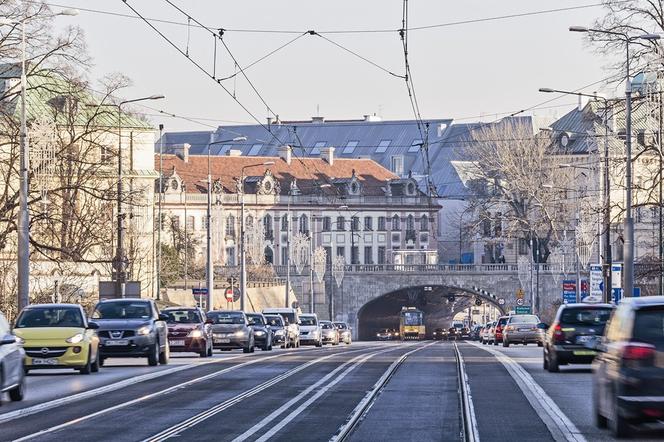 Widok biurowca Plac Zamkowy od strony zachodniego fragmentu Trasy W-Z