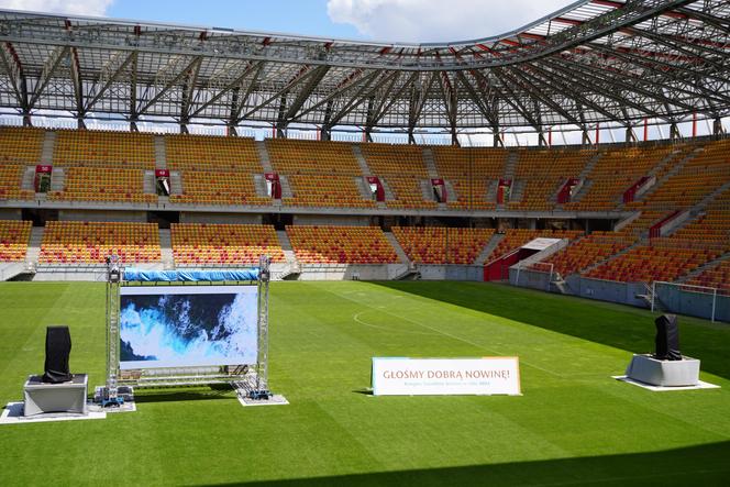 Kongres Świadków Jehowy Białystok 2024. Tłumy wiernych na Stadionie Miejskim