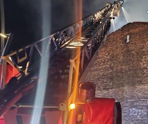 Pożar w Chorzowie: Policjanci uratowali mieszkańców i psa z płonącej kamienicy