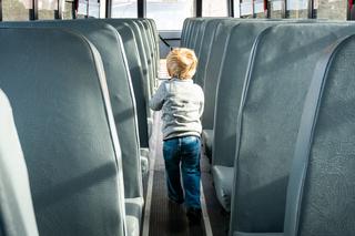 Mazowsze: Autobus szkolny wpadł do rowu! W środku uwięzionych 20 dzieci