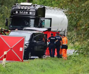 Samochód ciężarowy zderzył się z osobowym autem. Cztery osoby zginęły. Droga zablokowana