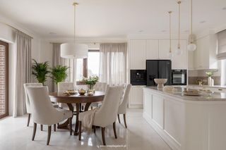 Ta willa to oda do beżu! Kremy, biel i angielska elegancja w 230-m wnętrzu