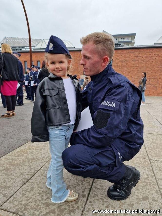 Dolnośląska policja przyjęła aż 37 nowych funkcjonariuszy. Zobacz zdjęcia i nagranie ze ślubowania