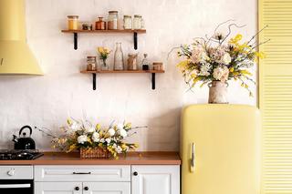 Biała kuchnia z drewnem