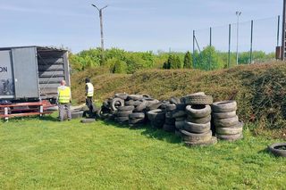 Śmietnisko opon na osiedlu w Gostyniu postrzątane 