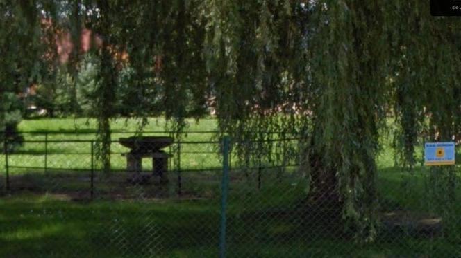 Zanim był tu plac zabaw, szambo zabezpieczały dwa płoty i łańcuch. Kto wpuścił tu dzieci?!