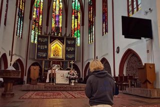 Kilka dni po wypadku Skolim już szaleje po scenie bez temblaka. Ciało boga, głos anioła