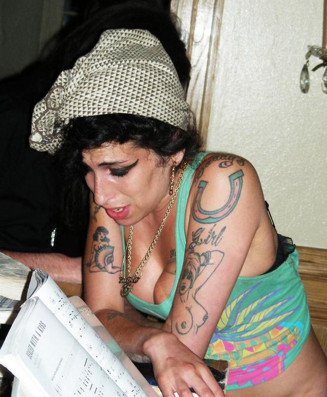 Amy Winehouse śpiewa w barze hotelowym