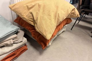 Słuchaczki Międzypokoleniowego Centrum Wiedzy uszyły legowiska dla zwierzaków